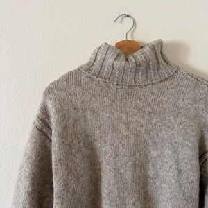 Cozy Women's Crew Neck Sweater - Gray